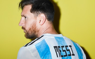 壹体育焦点-内马尔与球迷自拍互动